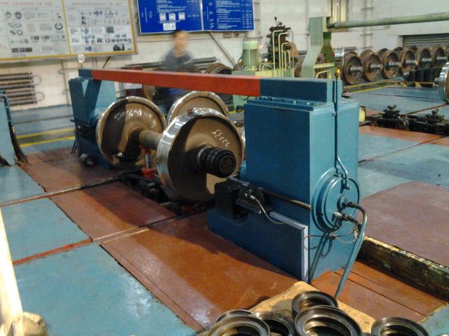 Wheel set bearing press fitting machine