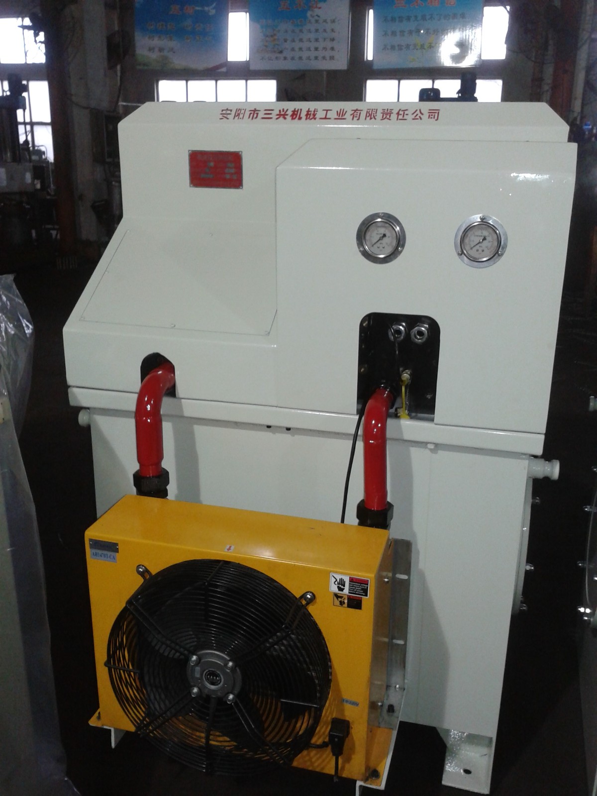 Quick hydraulic riveting machine